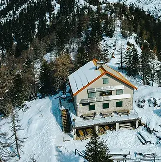 Verschneites Haus mit PV-Anlage